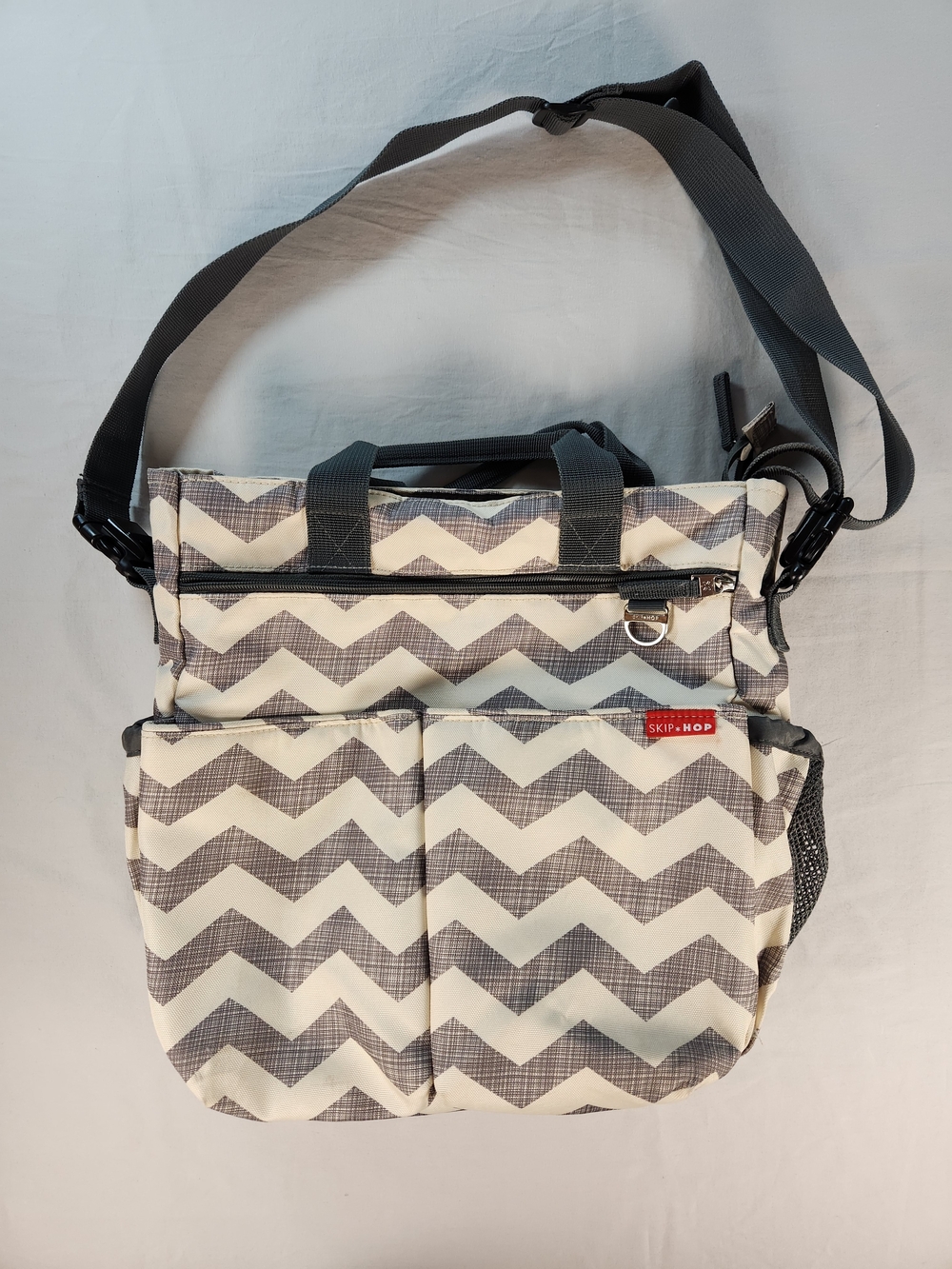 Skip Hop Shoulder Diaper Bag Chevron Gray/White Zipper Pockets W/ Changing Pad